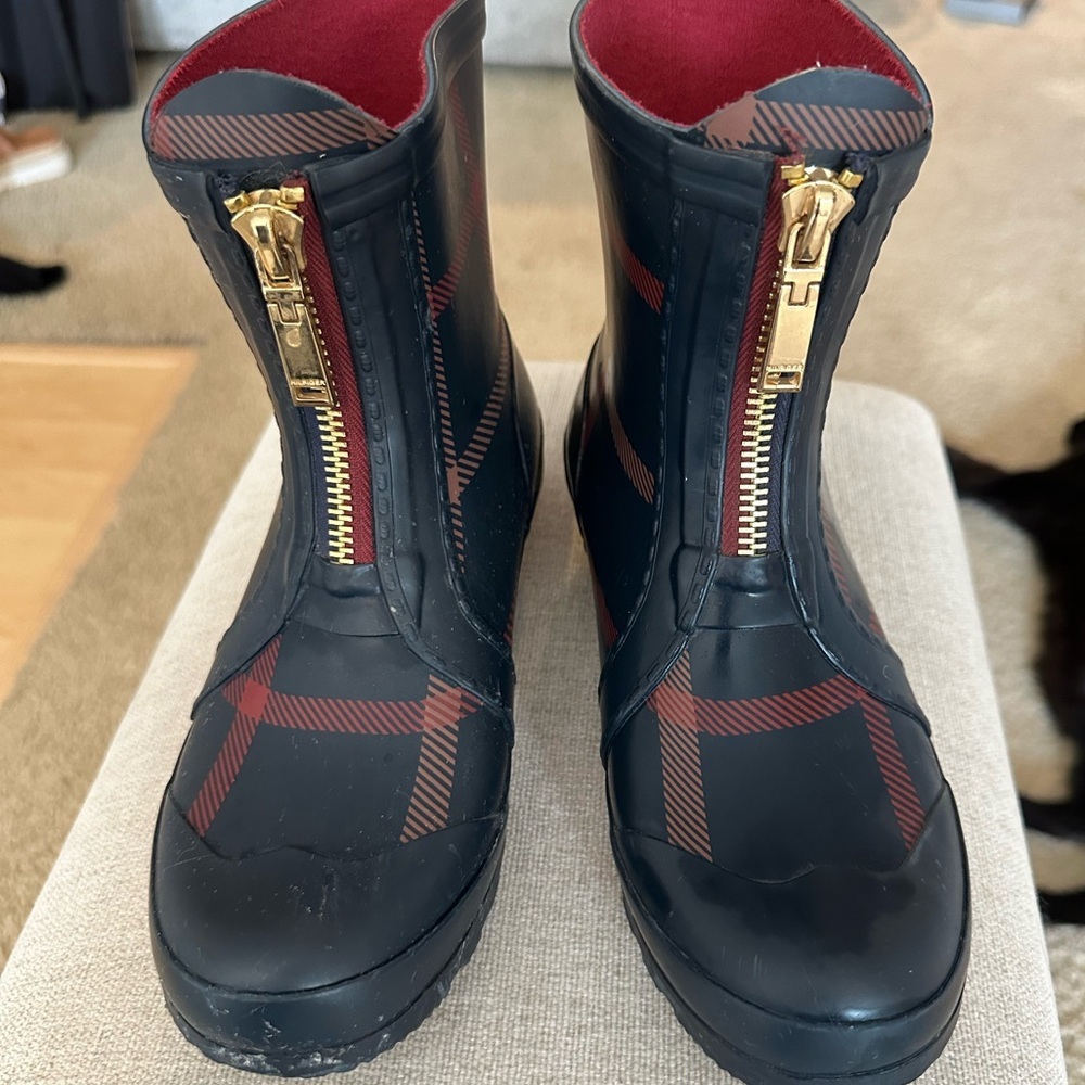 S12 - Tommy Hilfiger plaid short rain boots size 7 women’s